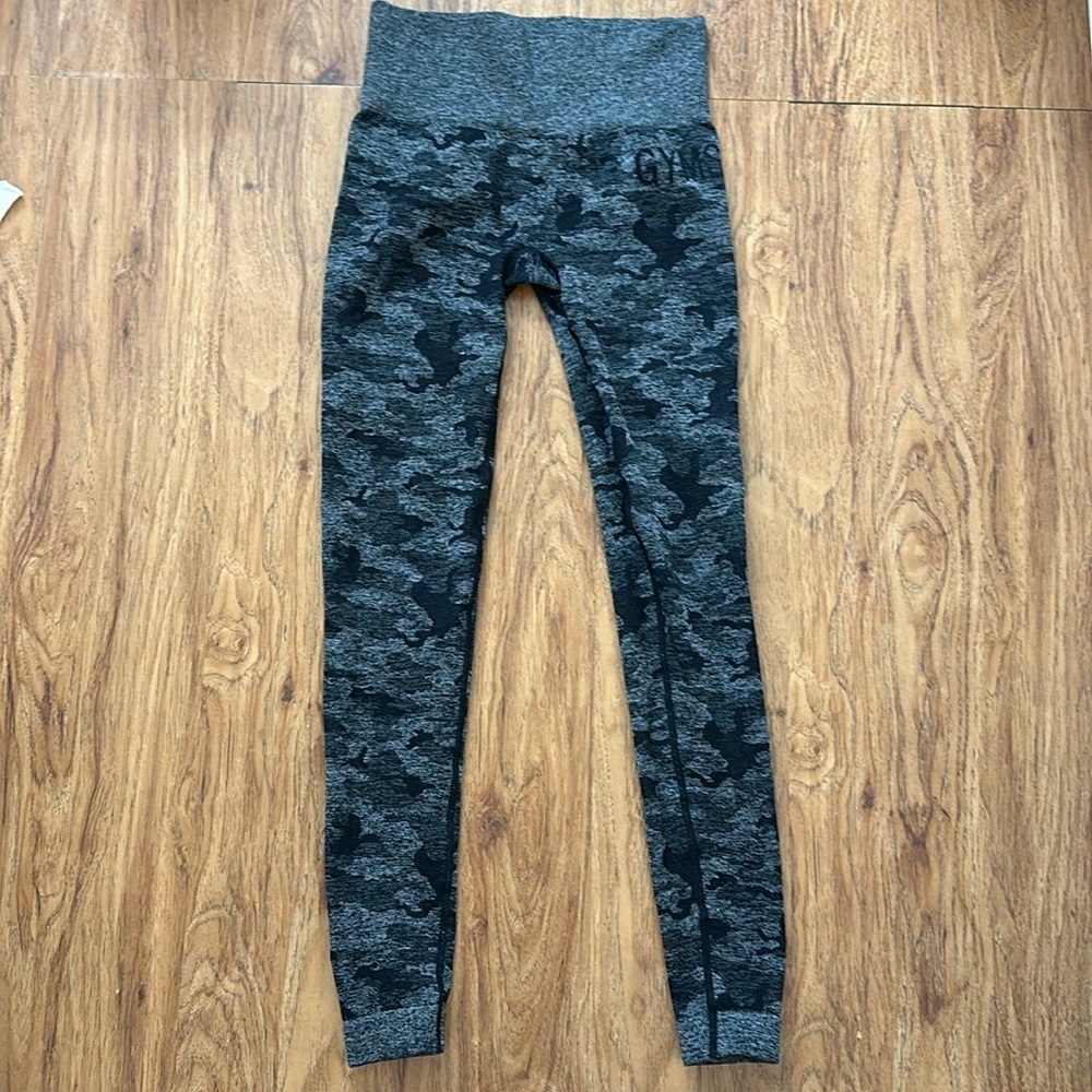 Gym shark black/grey camo leggings